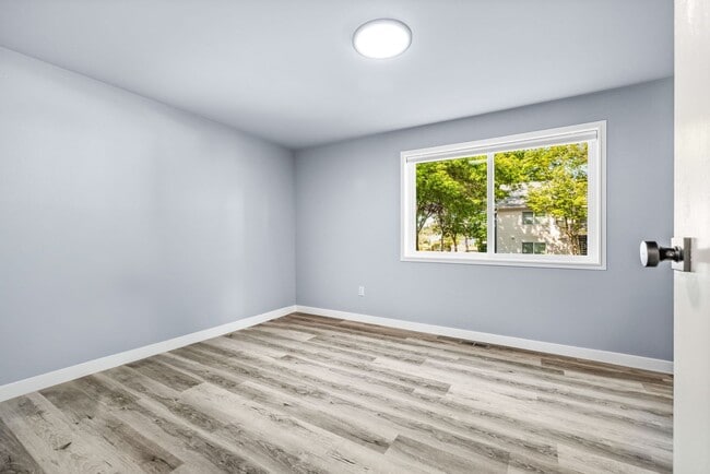 Building Photo - Large Remodeled 2bd, 1ba Condo Available i...