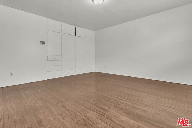 Building Photo - 9322 Lasaine Ave