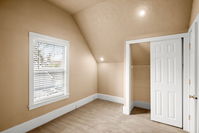 Building Photo - Delightful 4 Bed/2.5 Bath Craftsman home in the Rose City Park Neighbood