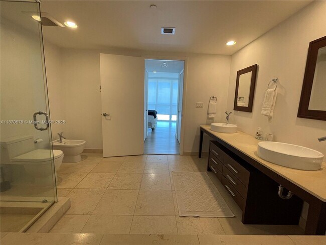 Building Photo - 475 Brickell Ave