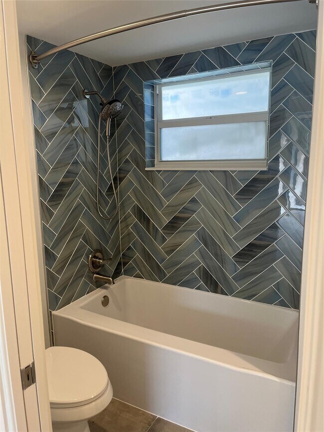 Building Photo - 9440 Live Oak Pl