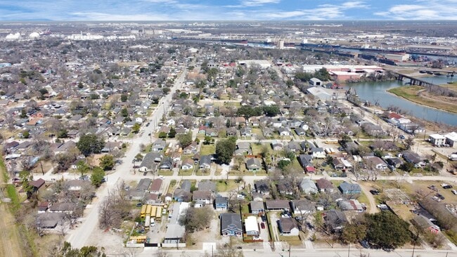 Building Photo - 7919 Brays St