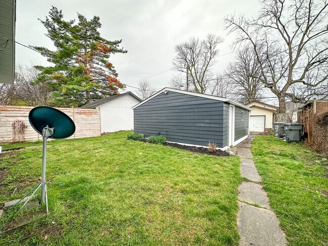 Building Photo - 840-840 N Chester Ave