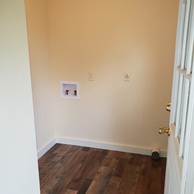 Building Photo - 1017 W 4th St