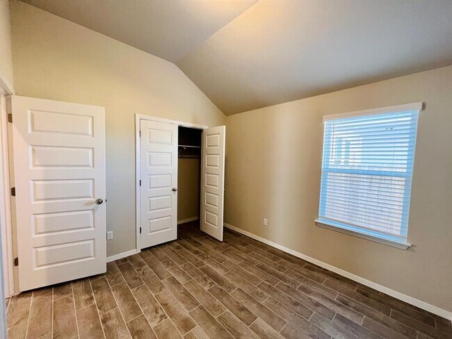 Building Photo - 200 Living Reef Dr