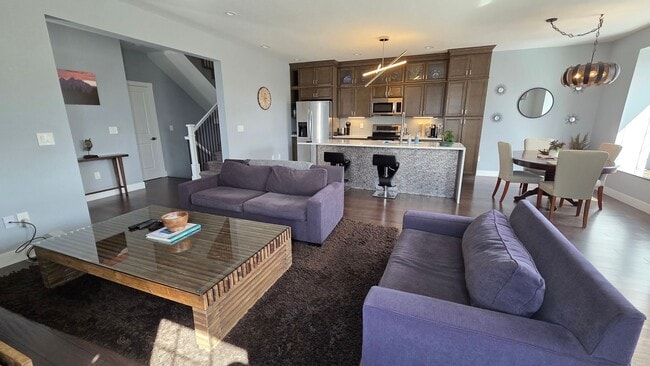 Building Photo - Modern 4 Bedroom 5 Bath Townhome - With Lots of Natural Light and Great Views!