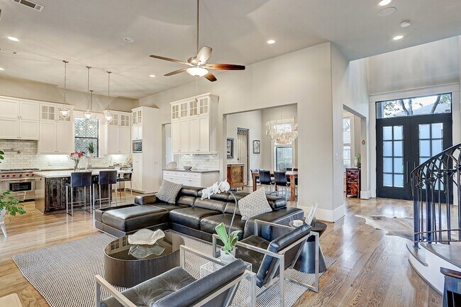 Building Photo - 5655 Locke Ln