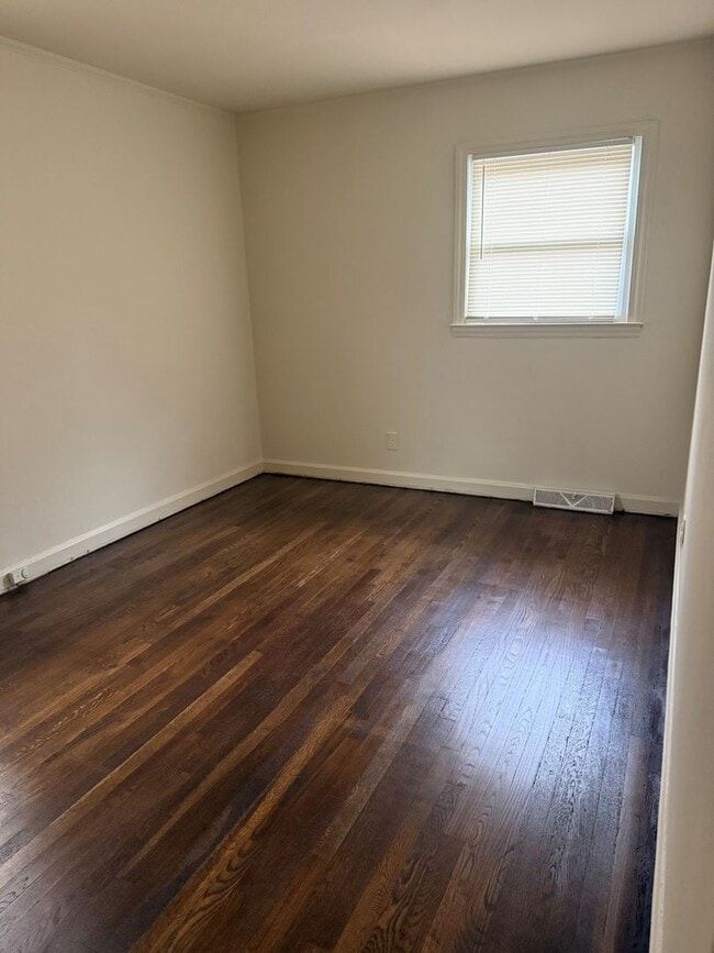 Building Photo - 3 bedroom 1 bathroom house