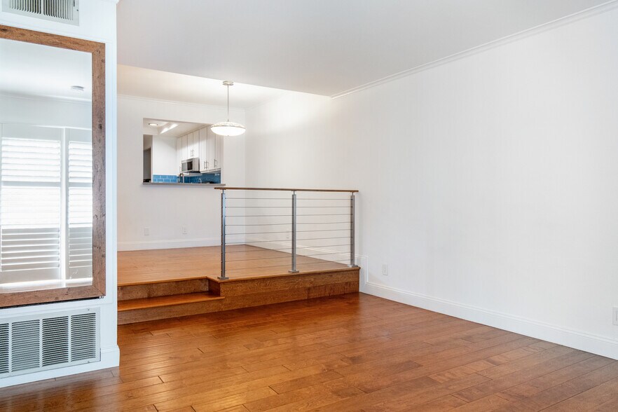 Dining room - 6638 Clybourn Ave