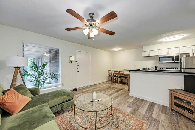 Building Photo - WASHER / DRYER, WOOD FLOORS OPEN LIVING LAYOUT !!