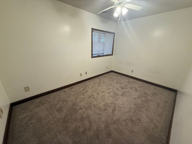 Building Photo - Three Bedroom - Two Bathroom Rambler in Bu...