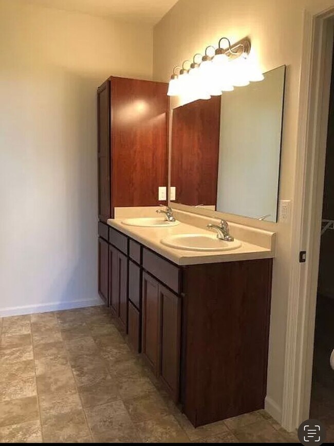 Building Photo - BRITTANY CHASE...3 Bedroom 2 bath