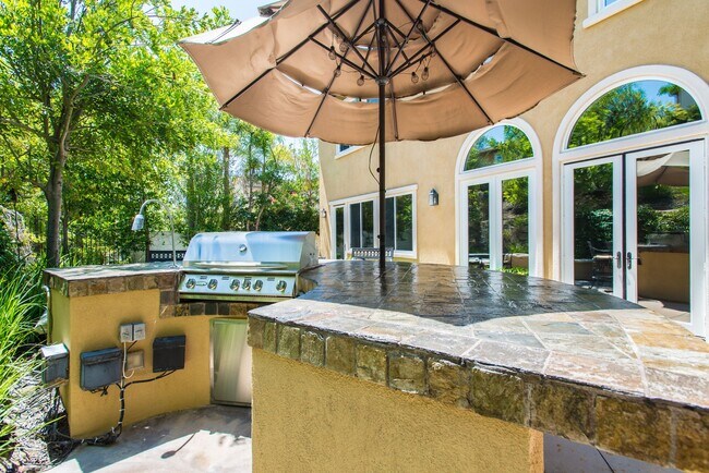 Building Photo - Beautiful 5 bedroom/ 3 Bath Miraleste home...