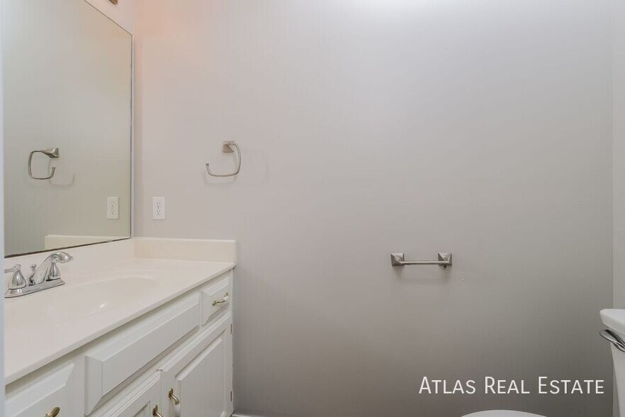 Building Photo - 8608 NE 111th St