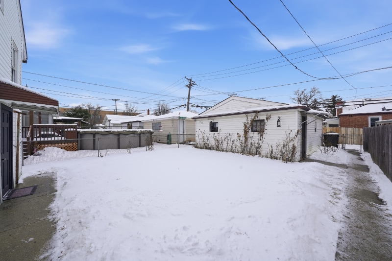 Building Photo - 6640 W Foster Ave