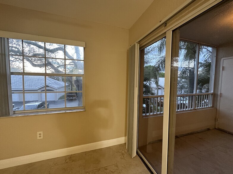 Building Photo - 2811 N Oakland Forest Dr