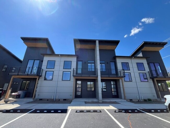 Building Photo - Gorgeous BRAND NEW Modern 2-bd/2-bath Condo in Redmond, OR!