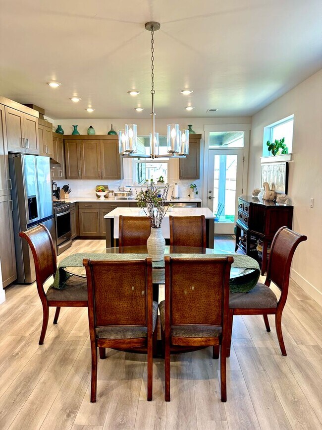 Building Photo - Gorgeous single-Level Pahlisch Home with a Fully Fenced Yard!