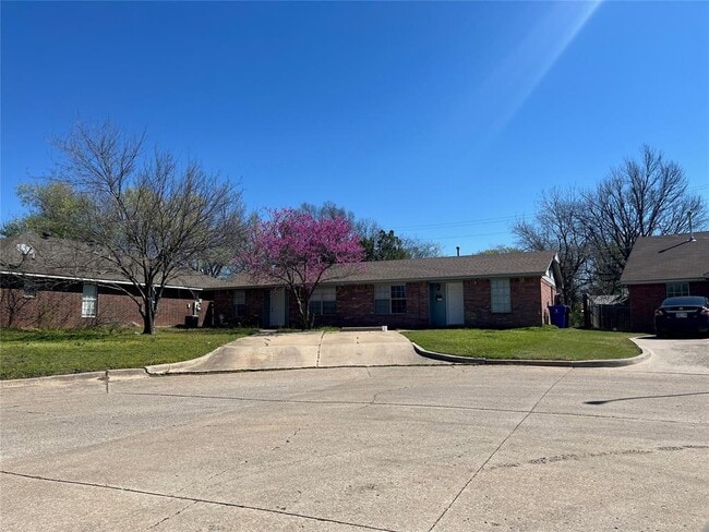 Building Photo - 829 Russell Cir