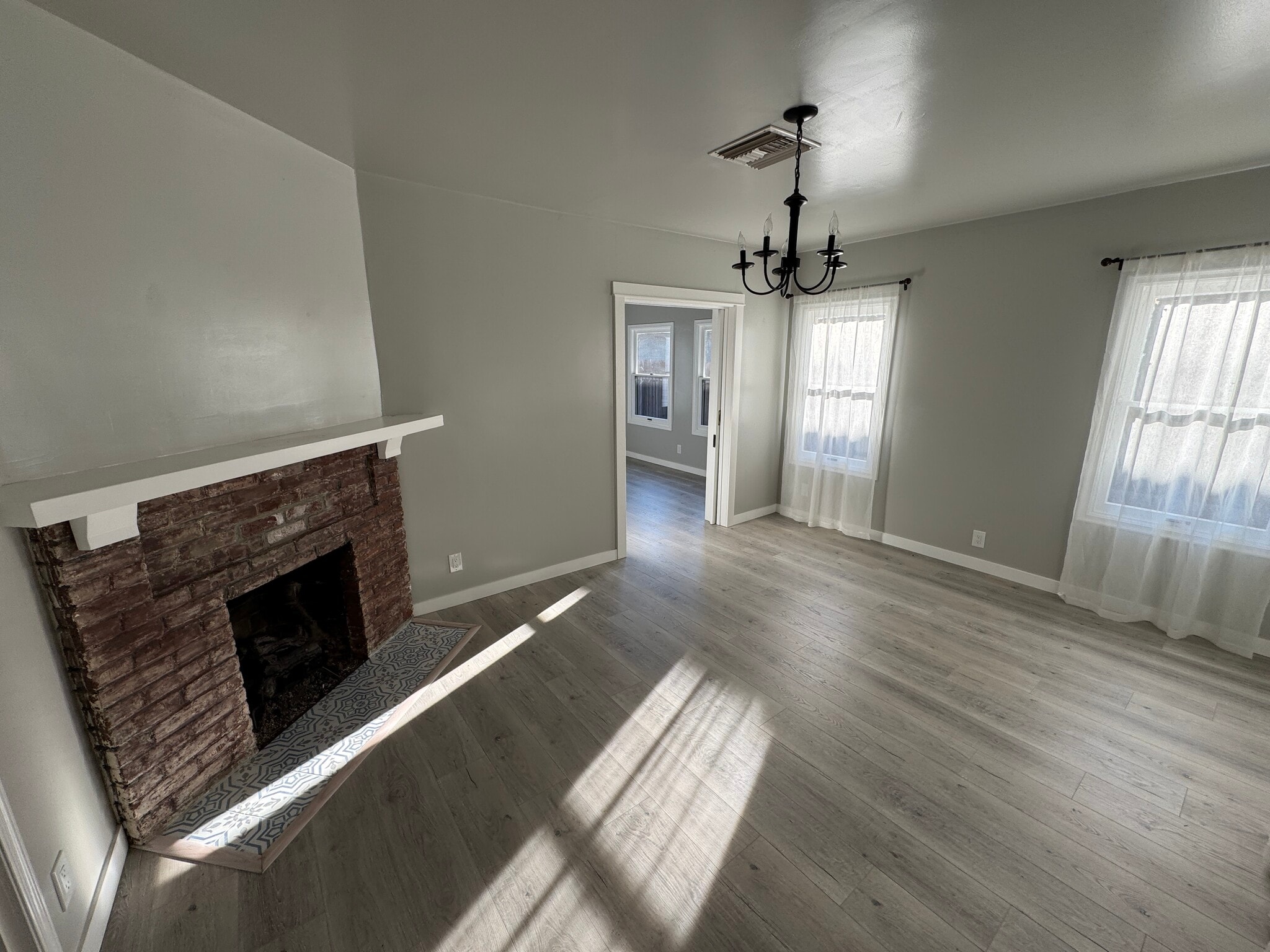 Building Photo - 492 Flower St