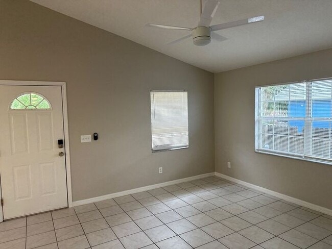 Building Photo - **Bright 3BR/2BA Home with Covered Porch i...