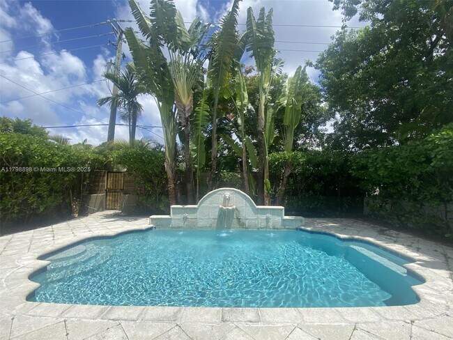 Building Photo - 2422 S Miami Ave