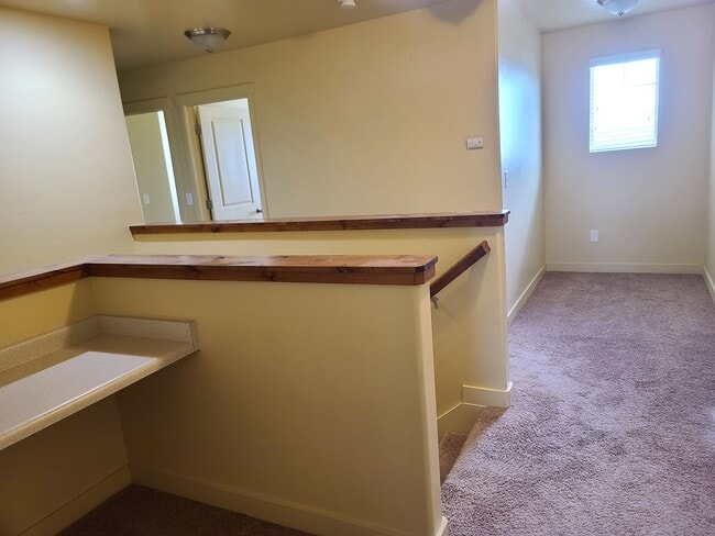 Building Photo - 3 Bed 2.5 Bath Available June 1st