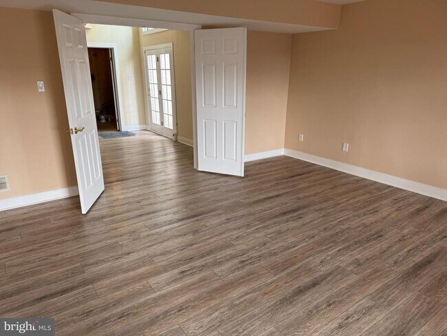 Building Photo - 327 Overlook Ln