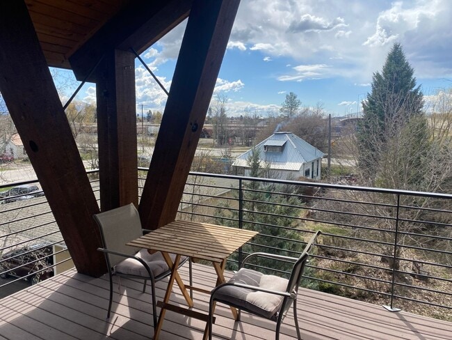 Building Photo - 2 bedroom Whitefish Condo with views and walking distance to City Beach!