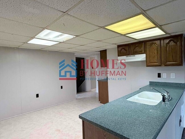 Building Photo - Two Bedroom House | Move In Ready