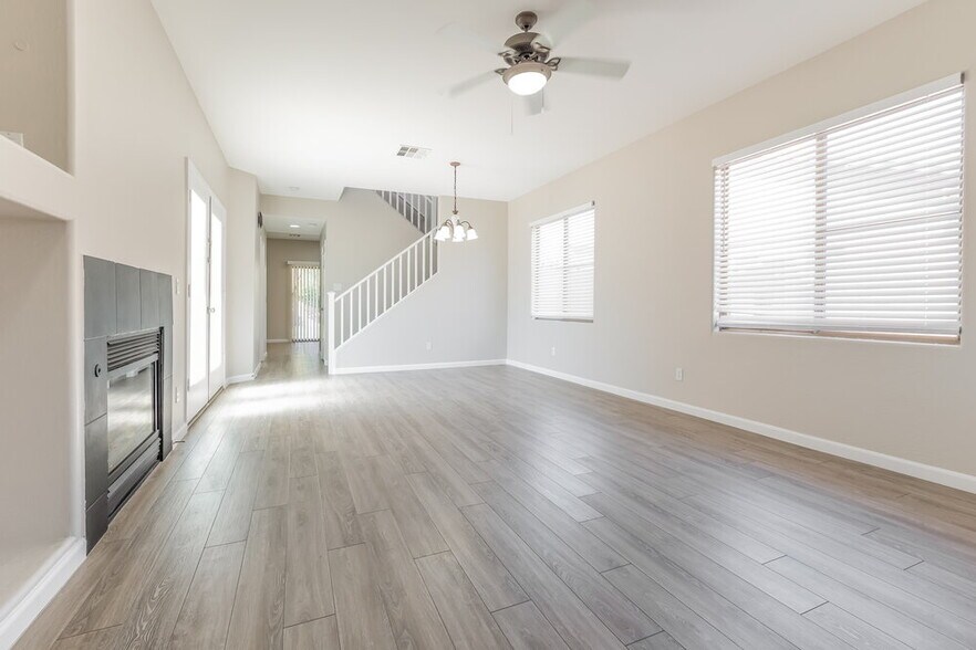 Building Photo - 2026 S Swan Dr