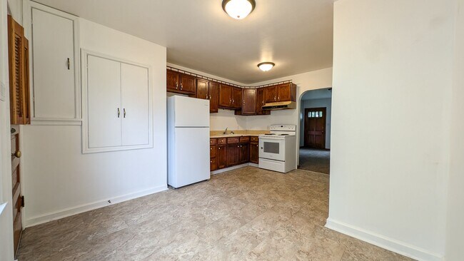 Building Photo - 704 Hickory St