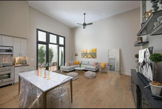Building Photo - "Charming 1-Bed Retreat with Hardwood Eleg...
