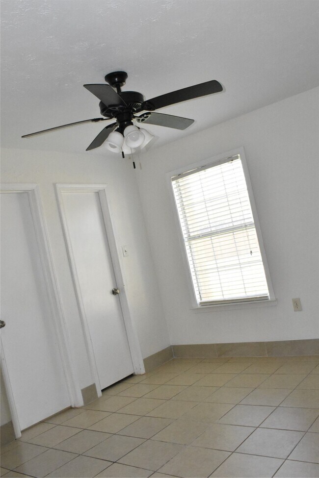 Building Photo - 7215 Caracas Dr