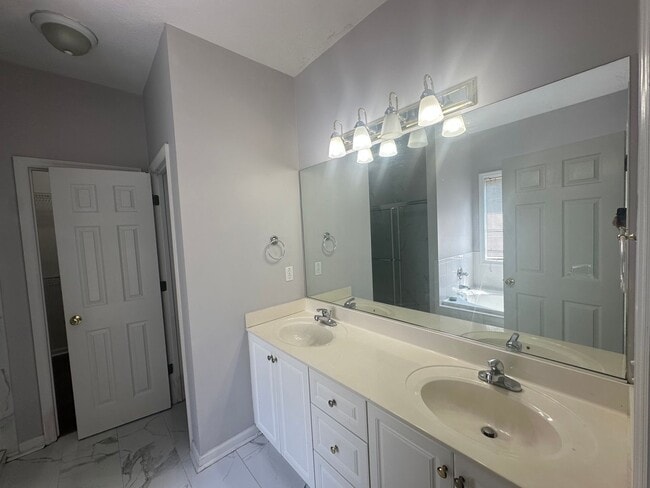 Building Photo - Beautiful 5 BR, 2.5 BA Home in Columbia County!