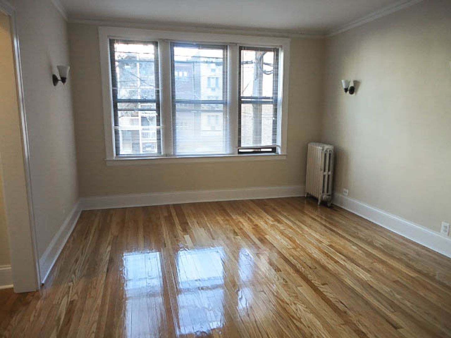 Building Photo - 428 W Surf St