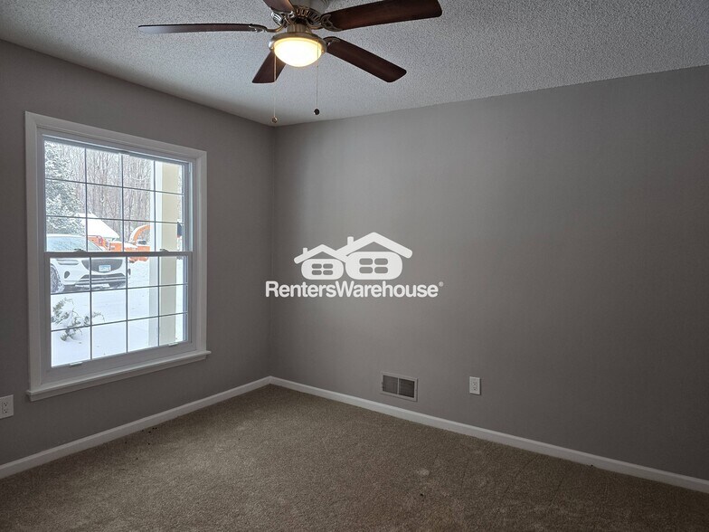 Building Photo - 5580 Shorewood Ln