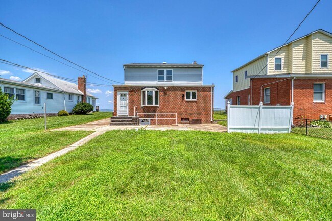 Building Photo - 2166 Lake Dr