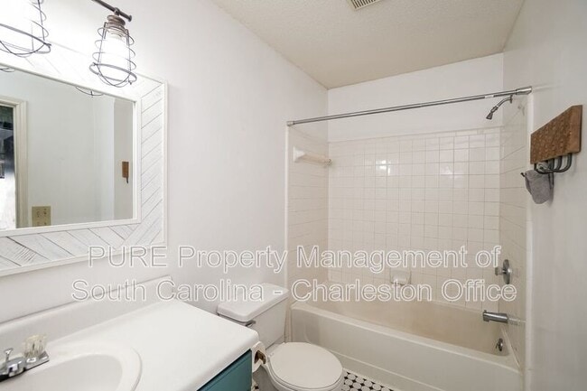 Building Photo - 2011 N Hwy 17