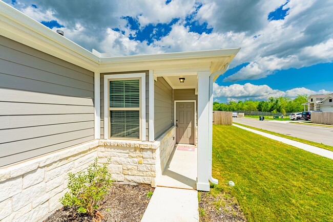 Building Photo - Beautiful New 4 bed, 2 bath home in Buda!