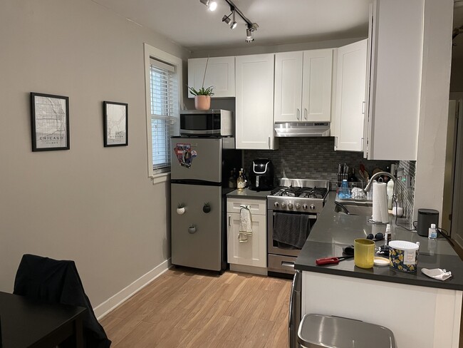 Building Photo - 511 W Belmont Ave