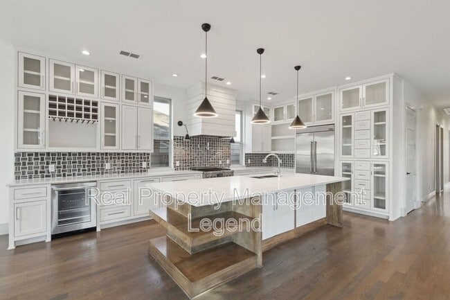 Building Photo - 1018 S Waverly Dr