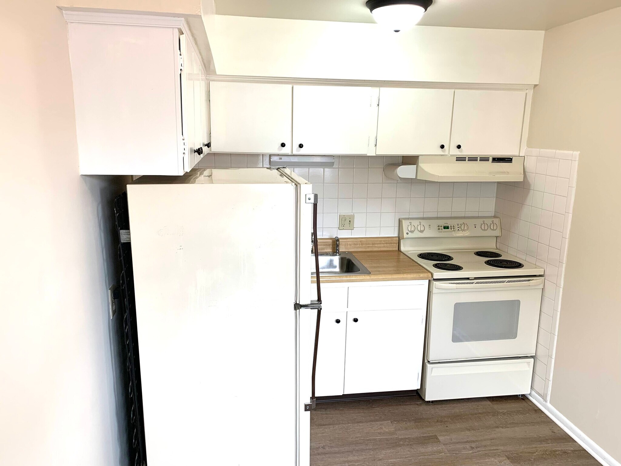 Building Photo - 335 E Lancaster Ave