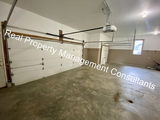 Building Photo - $1000 Move In Incentive on Lake Winnebago 3 Bedroom Home