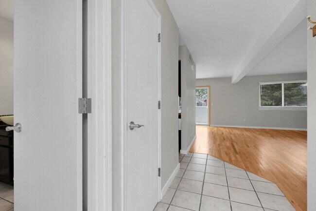 Building Photo - $2,600 - 3 Bed, 1.5 Bath Condo in Aurora w...
