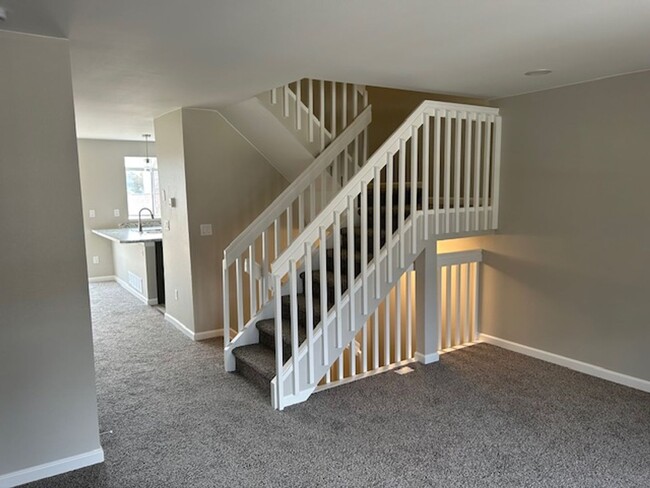 Building Photo - Fully Renovated Townhome in Great Aurora C...