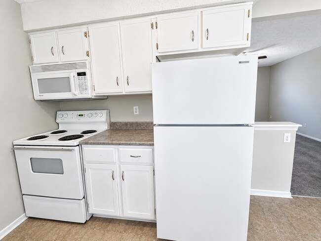 Building Photo - Spacious 3 Bed, 2 Bath Split-Level Duplex with Garage in Lee's Summit!