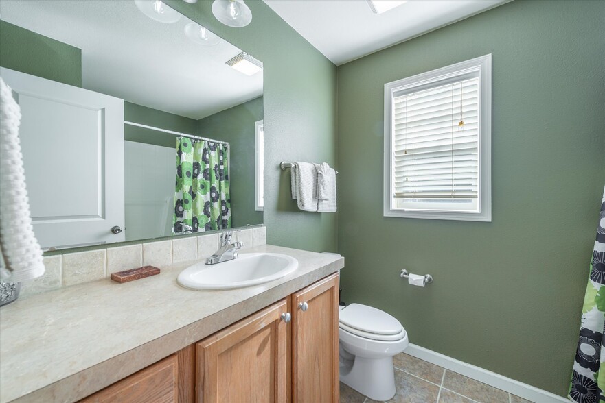 Upstairs guest bath - 11297 Wolverine Cir