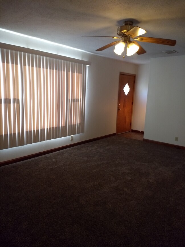 Building Photo - 300 Oak St