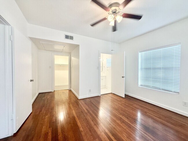 Building Photo - Adorable downstairs 1/1 Classic 8-plex near The Menil Collection!